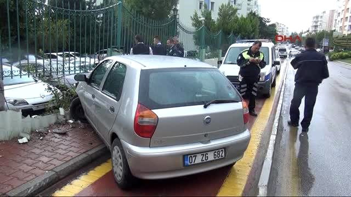 Antalya Otomobil Bahçe Duvarını Yıktı, Sürücü Kaçtı