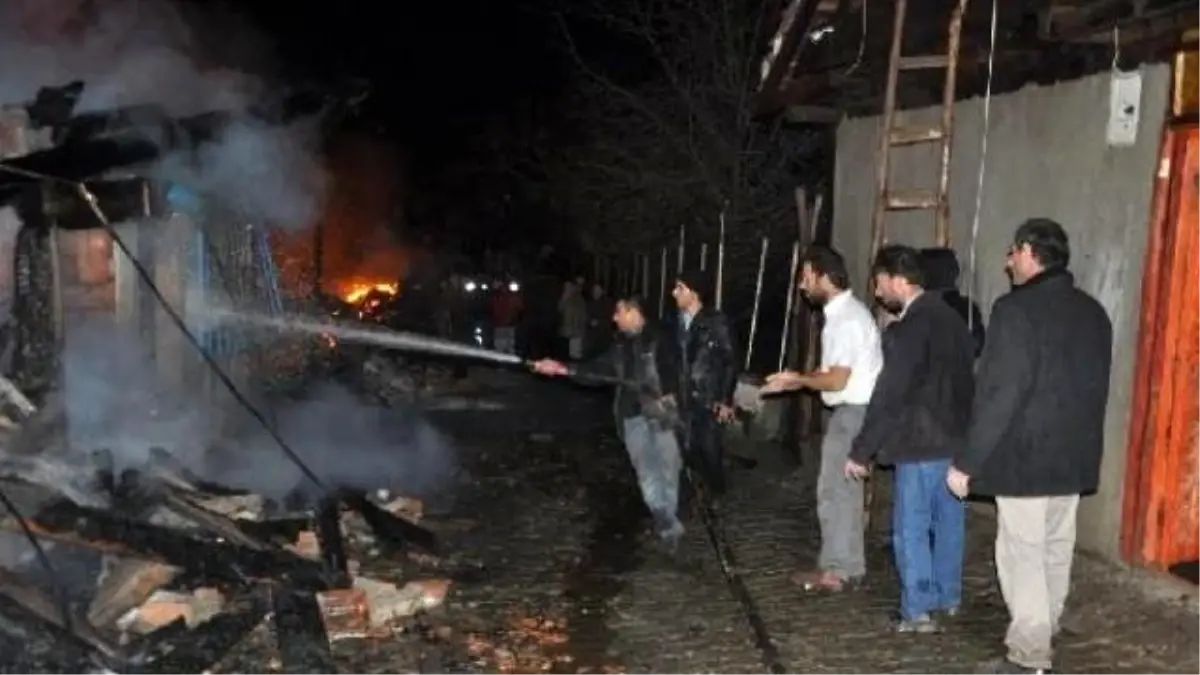 Çorum\'da Köy Yangını: 30 Ev Kullanılamaz Hale Geldi