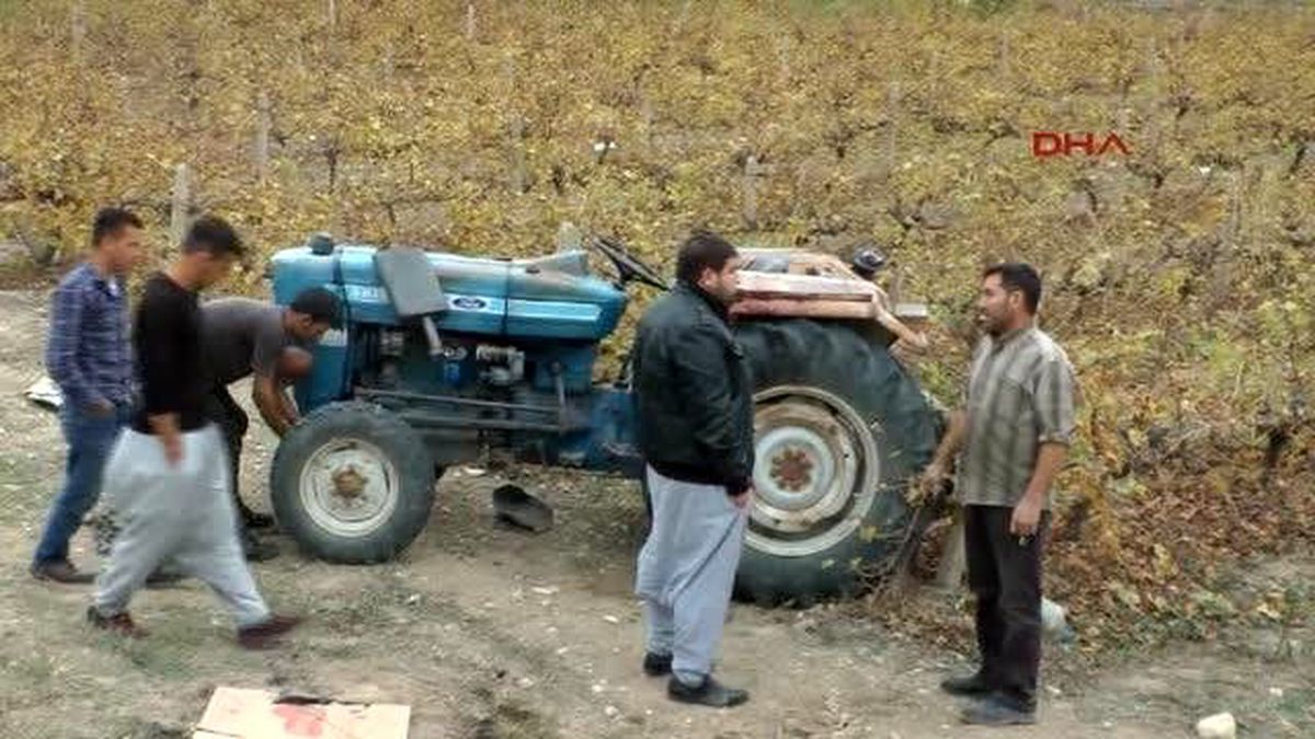 Mersin\'de Devrilen Traktör, Baba ve Oğlunu Öldürdü