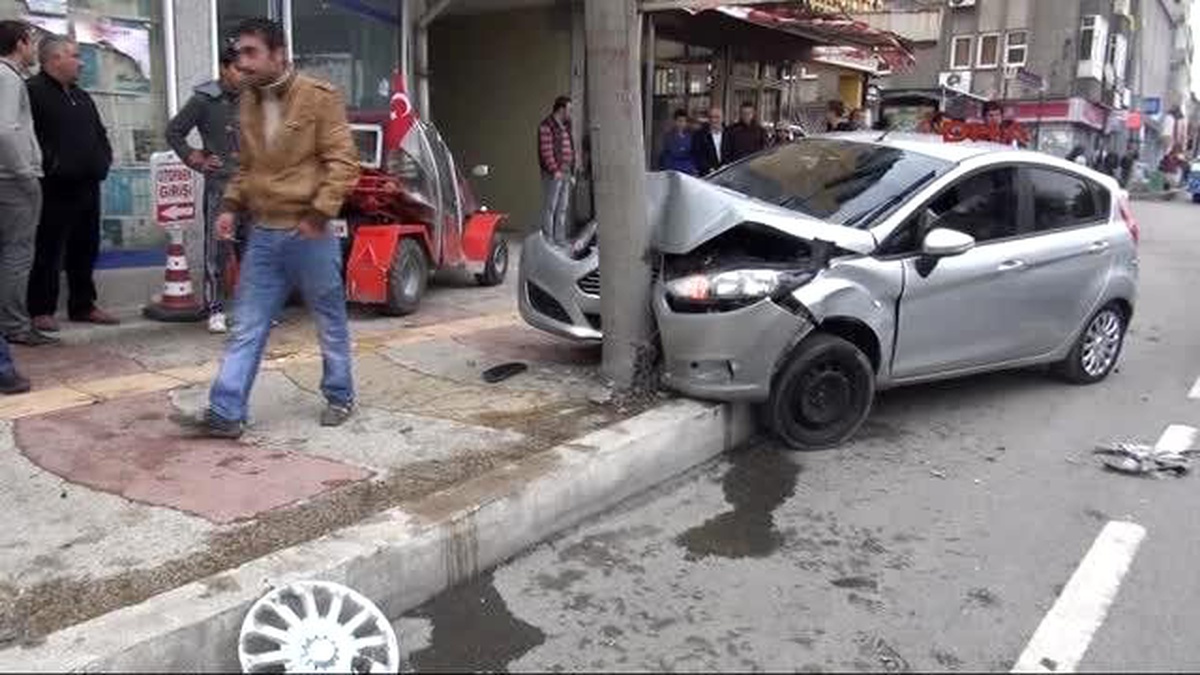 Önüne Çıkan Araca Çarpmamak İçin Aydınlatma Direğine Çarptı