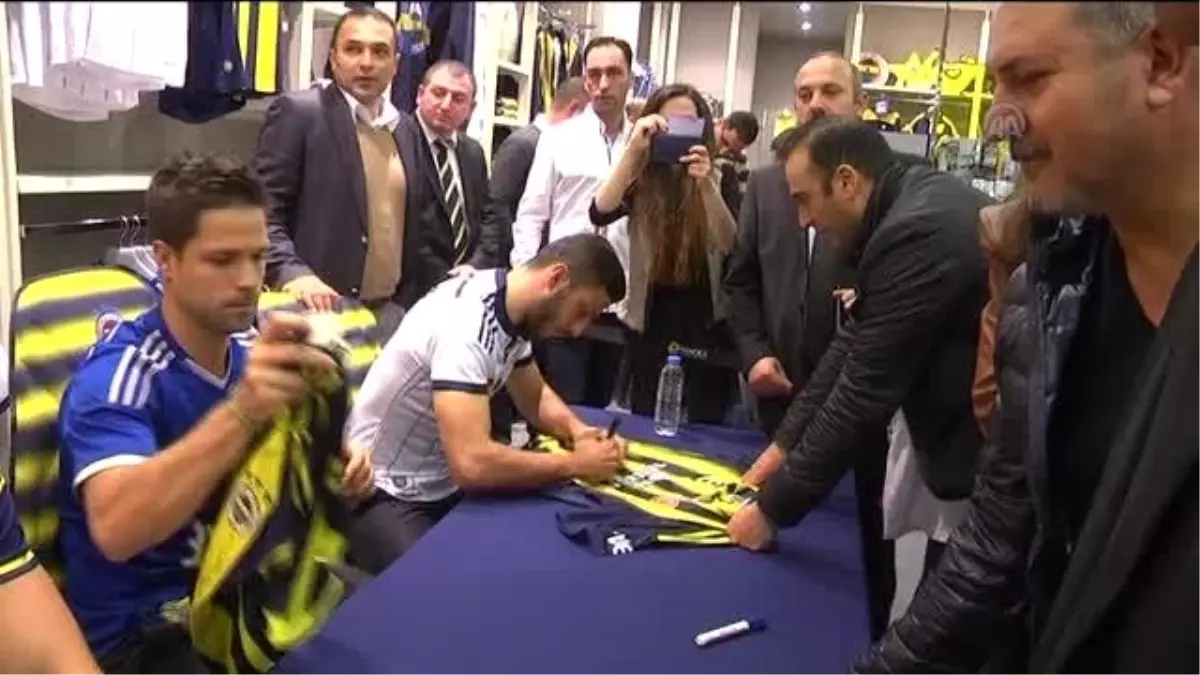 Fenerbahçeli Futbolcular Ankara\'da İmza Gününe Katıldı