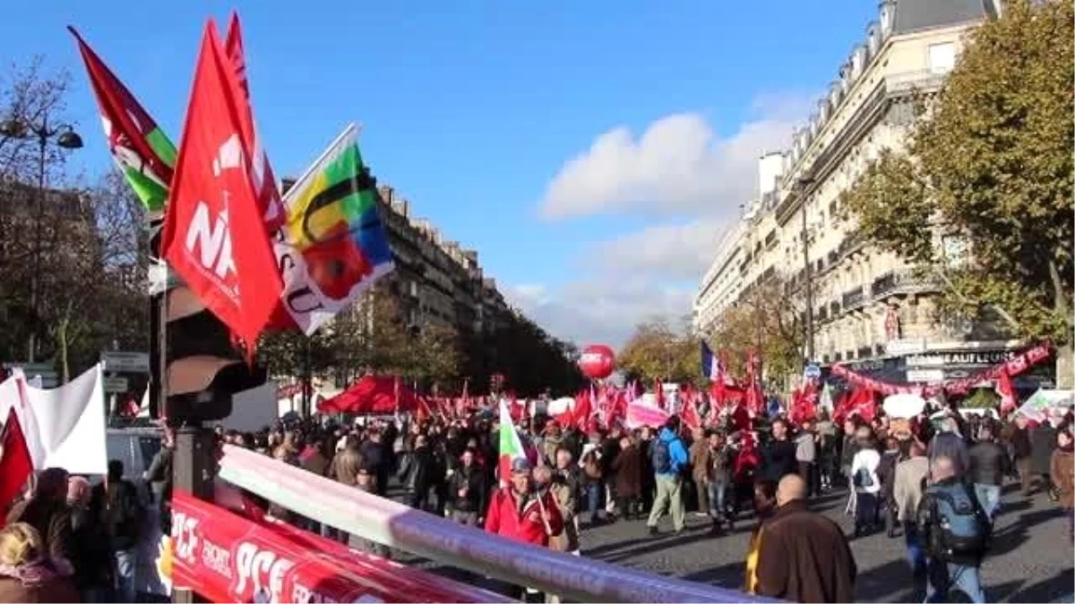 Fransa\'da Kemer Sıkma Politikaları Protesto Edildi