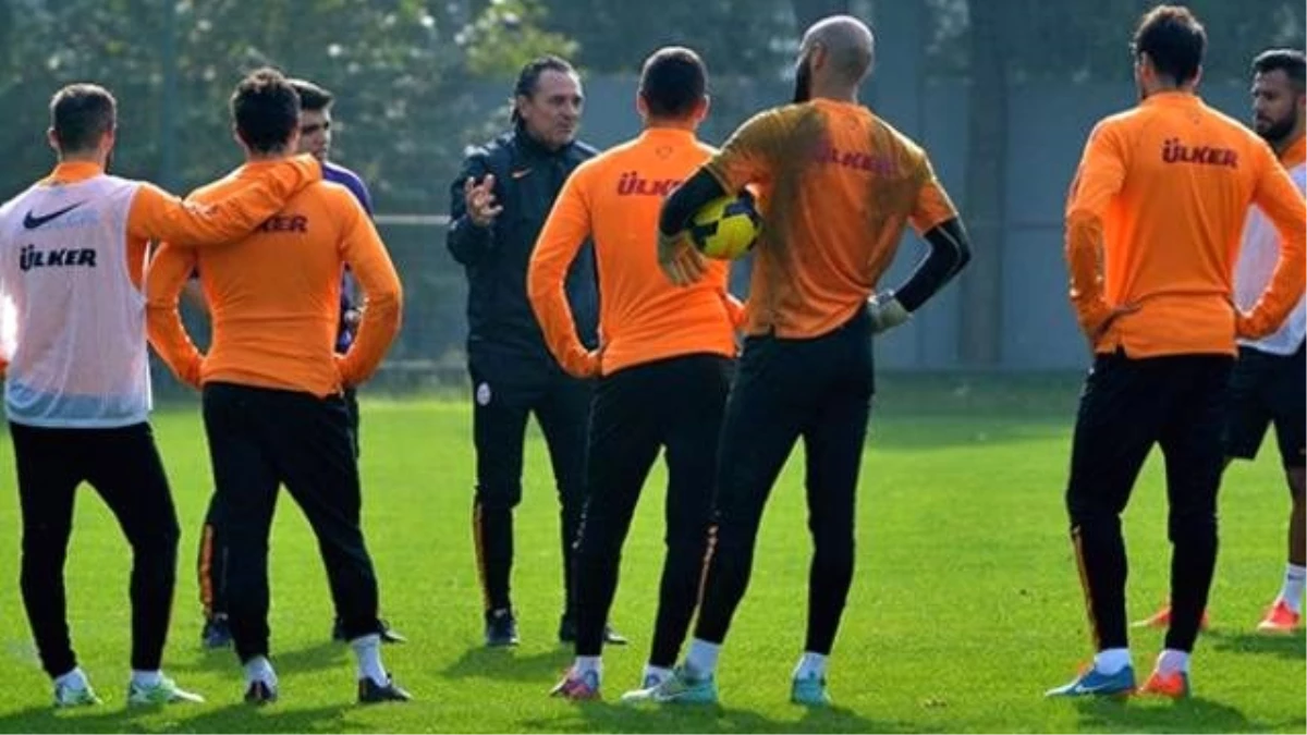 Galatasaray\'da 13 Futbolcunun Bileti Kesildi