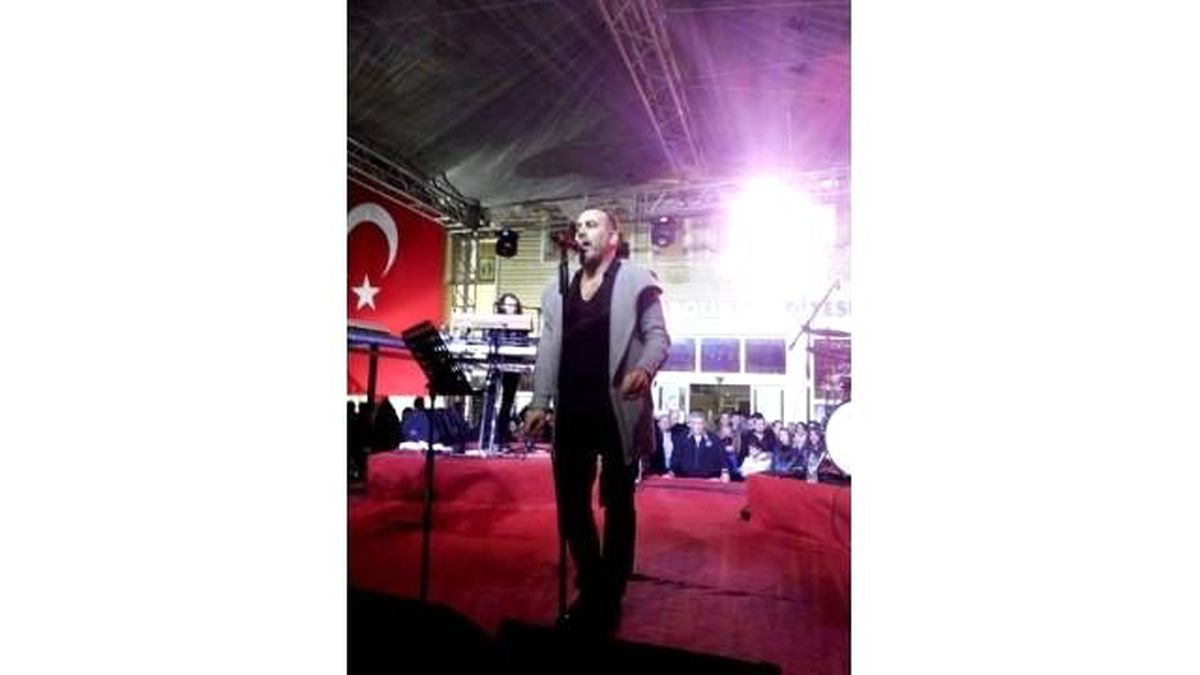 Haluk Levent ve Kurtalan Ekspres İlk Konserlerini Hayrabolu\'da Verdi