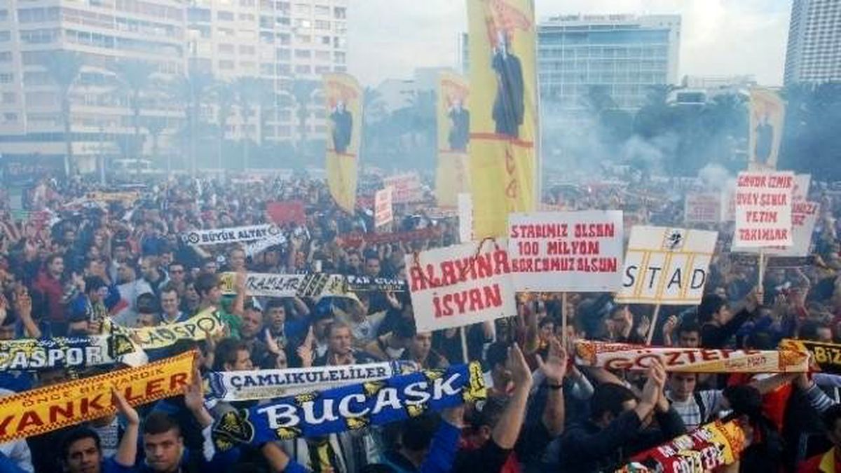 İzmirli Taraftarlardan Ortak Stat Protestosu
