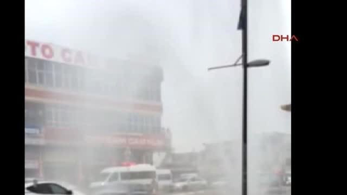 Kepçe Patlattı Su Metrelerce Yükseğe Fışkırdı