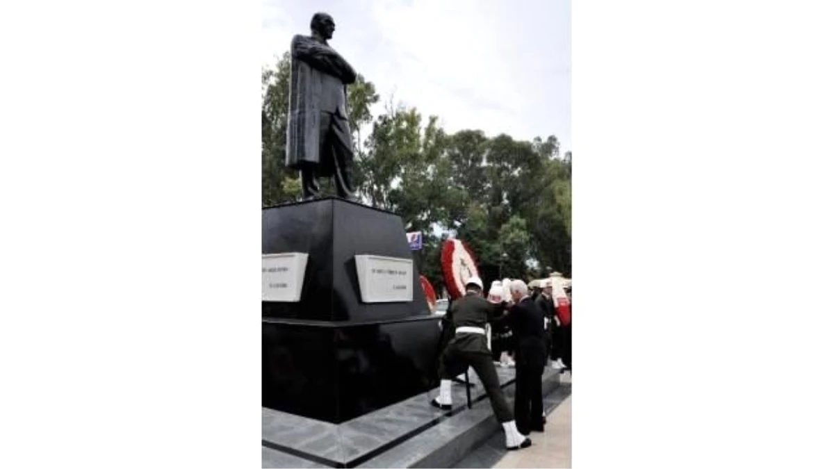 KKTC\'nin 31. Kuruluş Yıldönümü\'nde Atatürk Anıtı Önünde Tören Düzenlendi