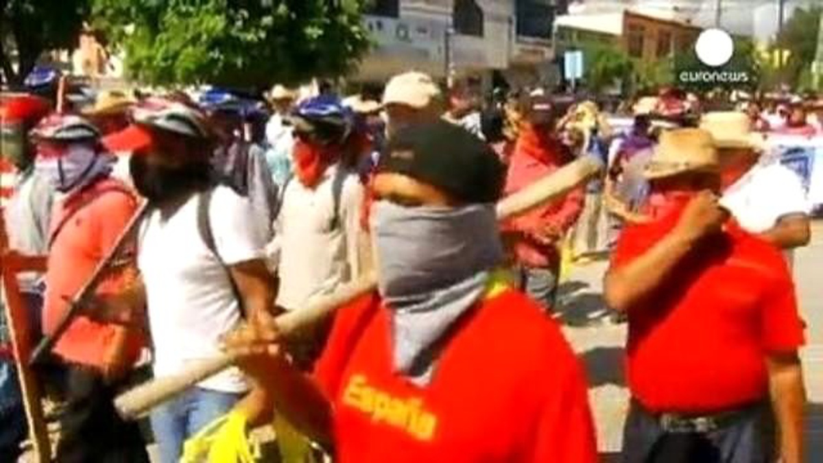 Meksika\'da Kayıp Öğrenci Protestoları Hükümeti Zor Durumda Bıraktı