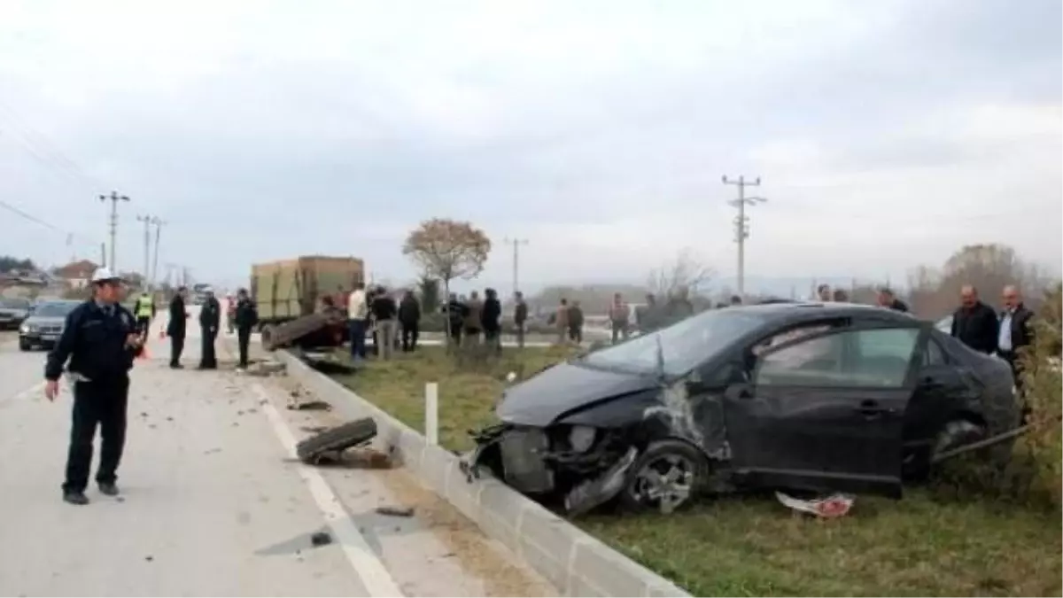 Otomobil, Traktörle Çarpıştı: 2 Yaralı