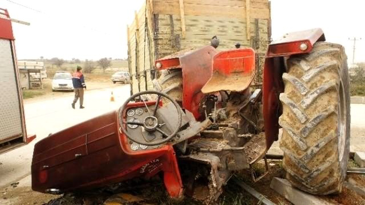 Otomobilin Çarptığı Traktör İkiye Bölündü