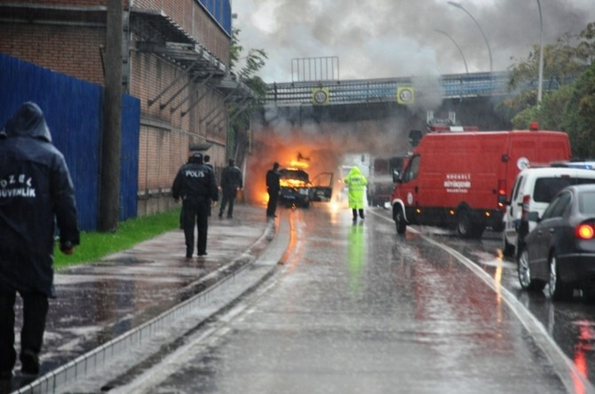 Polis Aracı Alev Alev Yandı