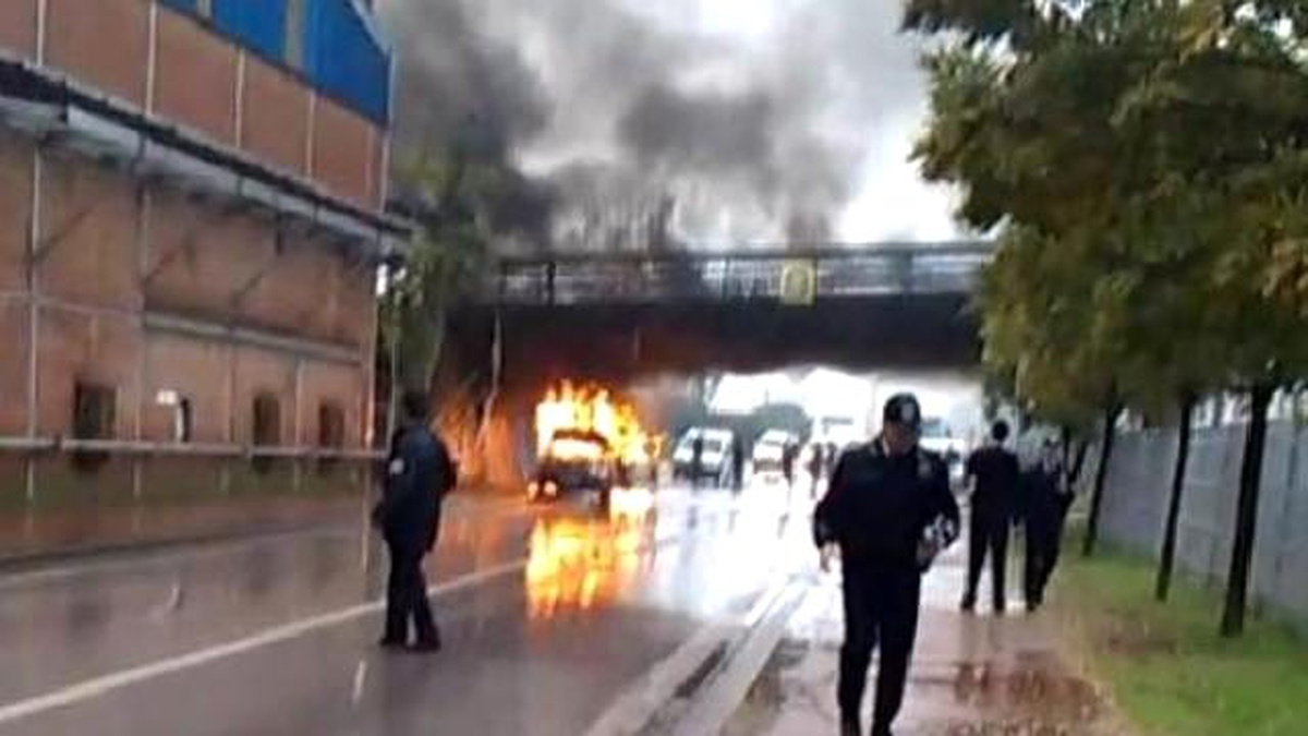 Polis Otosu Alev Alev Yandı