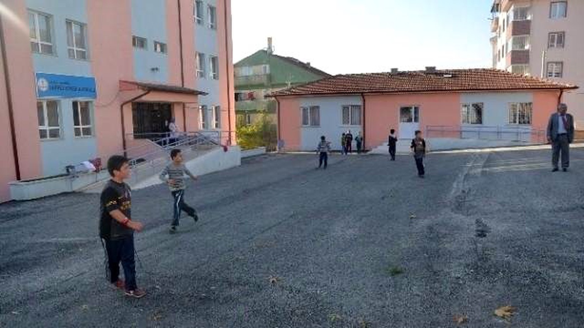 Saffet Şeker İlkokulunun Bahçesi Asfaltlandı