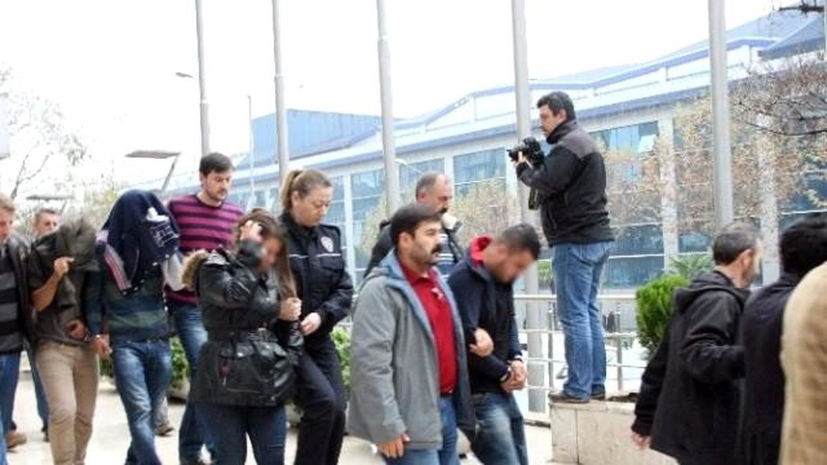 Bursa\'da Sahte Polis Üniversite Öğrencilerini Kullanarak Dolandırdı