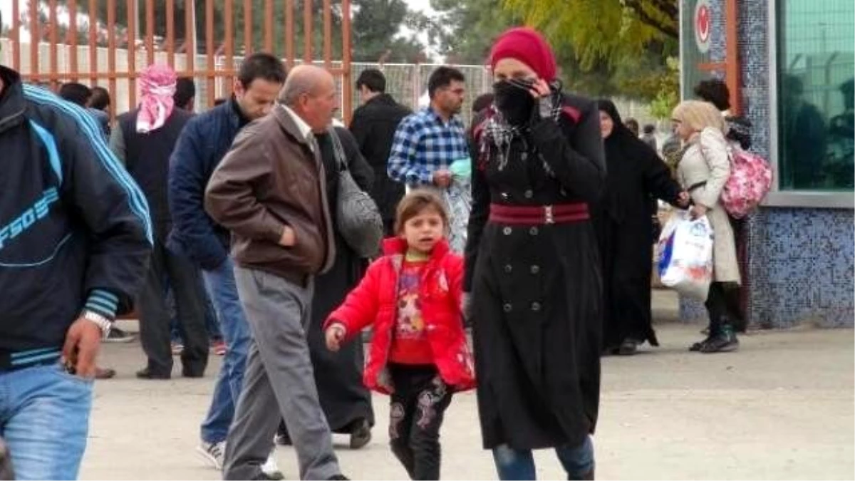 Suriyelilerin Türkiye\'ye Giriş Çıkışları Sürüyor