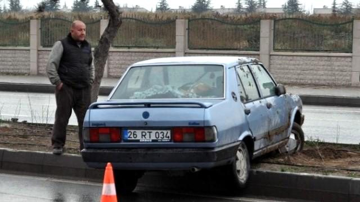 Takla Atan Otomobilin Sürücü Kazayı Burnu Bile Kanamadan Atlattı