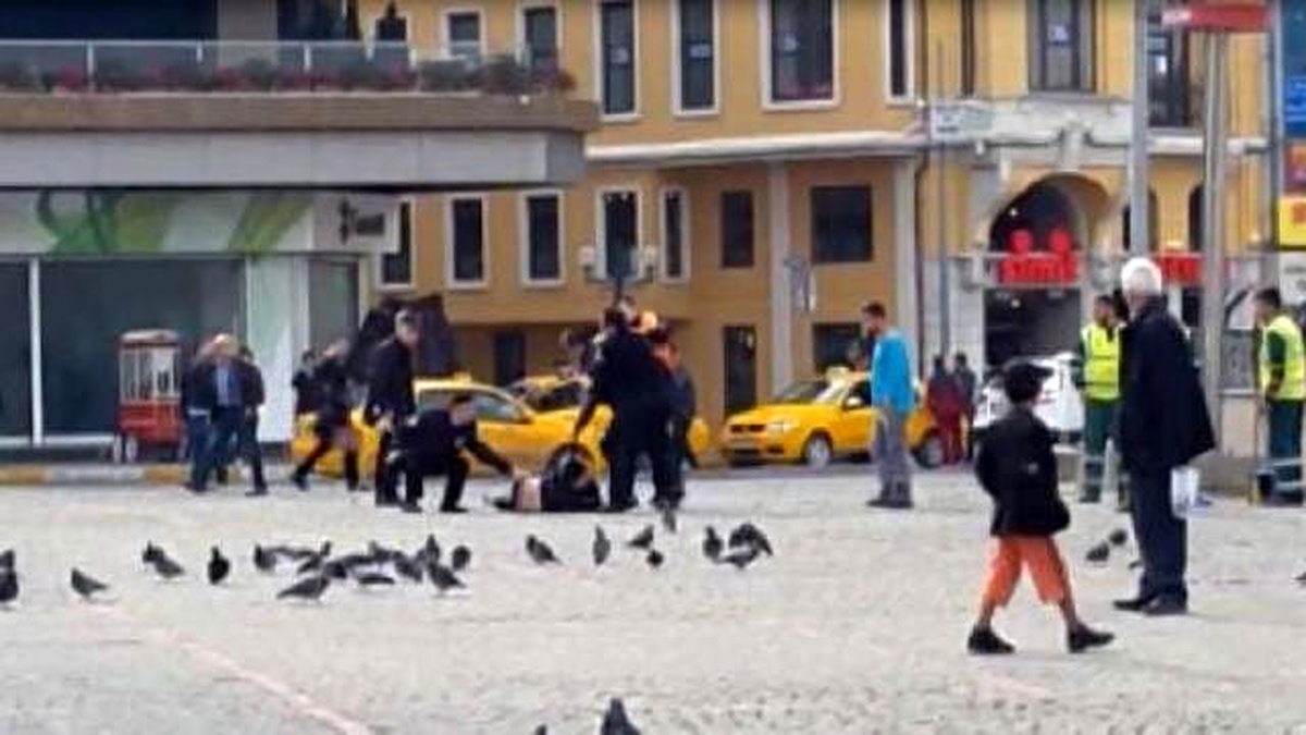 Taksim Meydanı\'nda Öldüresiye Dayak