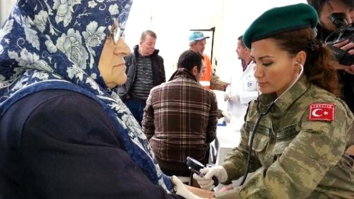 Türk Askeri Yüzlerce Kosovalı\'yı Sağlık Taramasından Geçirdi