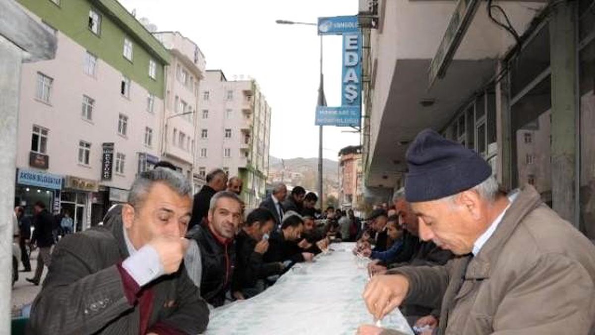 Vedaş\'tan 700 Kişiye Aşure İkramı