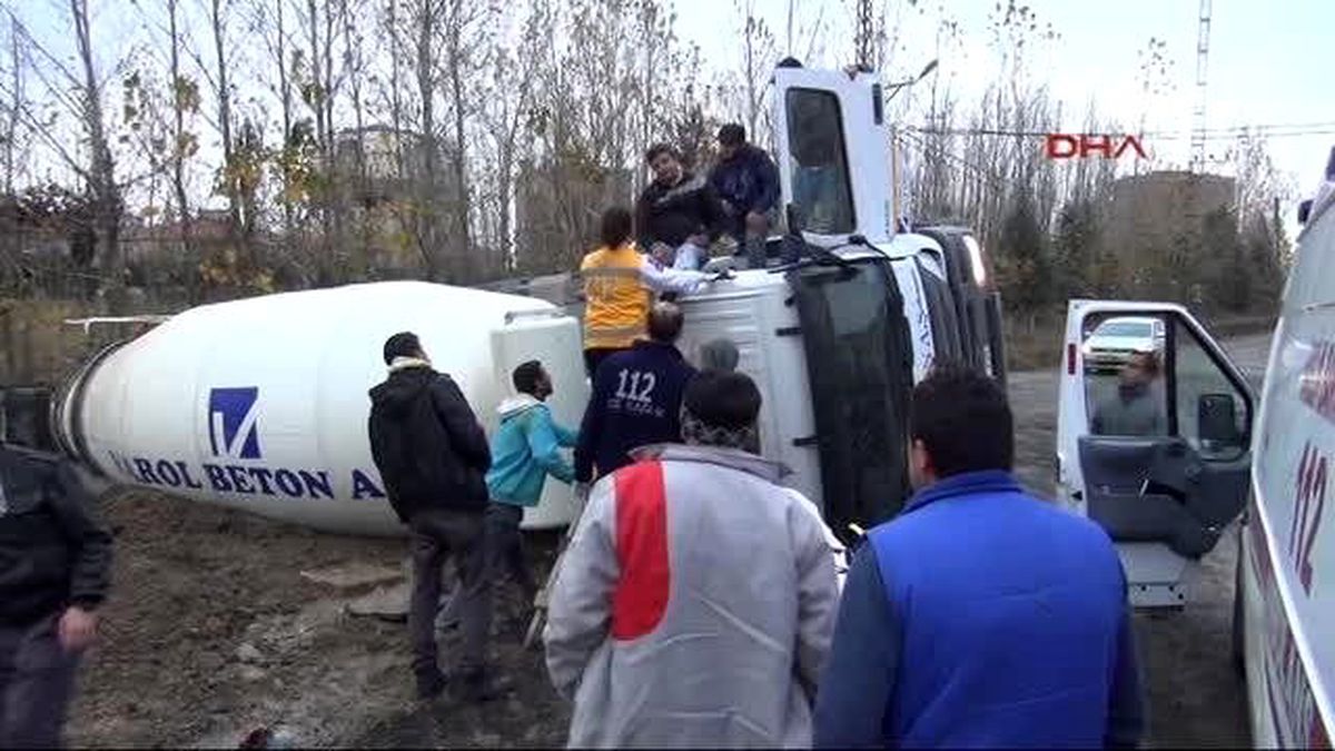 Yol Çöktü, Beton Mikseri Devrildi