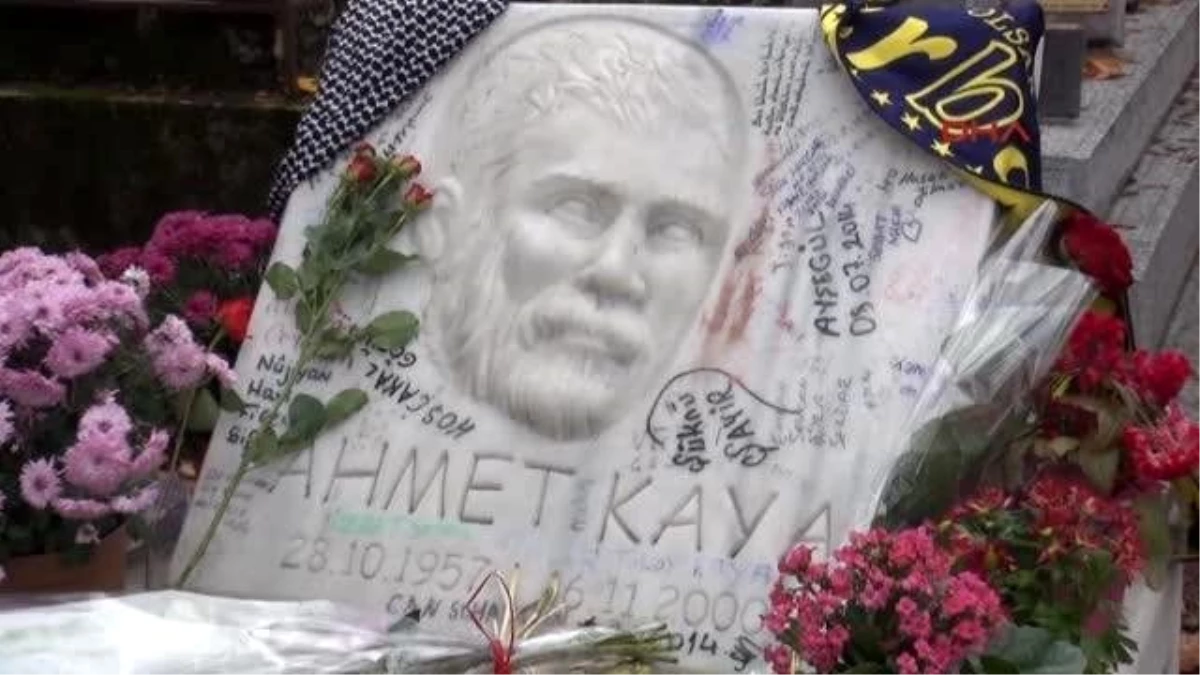 Ahmet Kaya Ölümünün 14. Yılında Paris?te Mezarı Başında Anıldı
