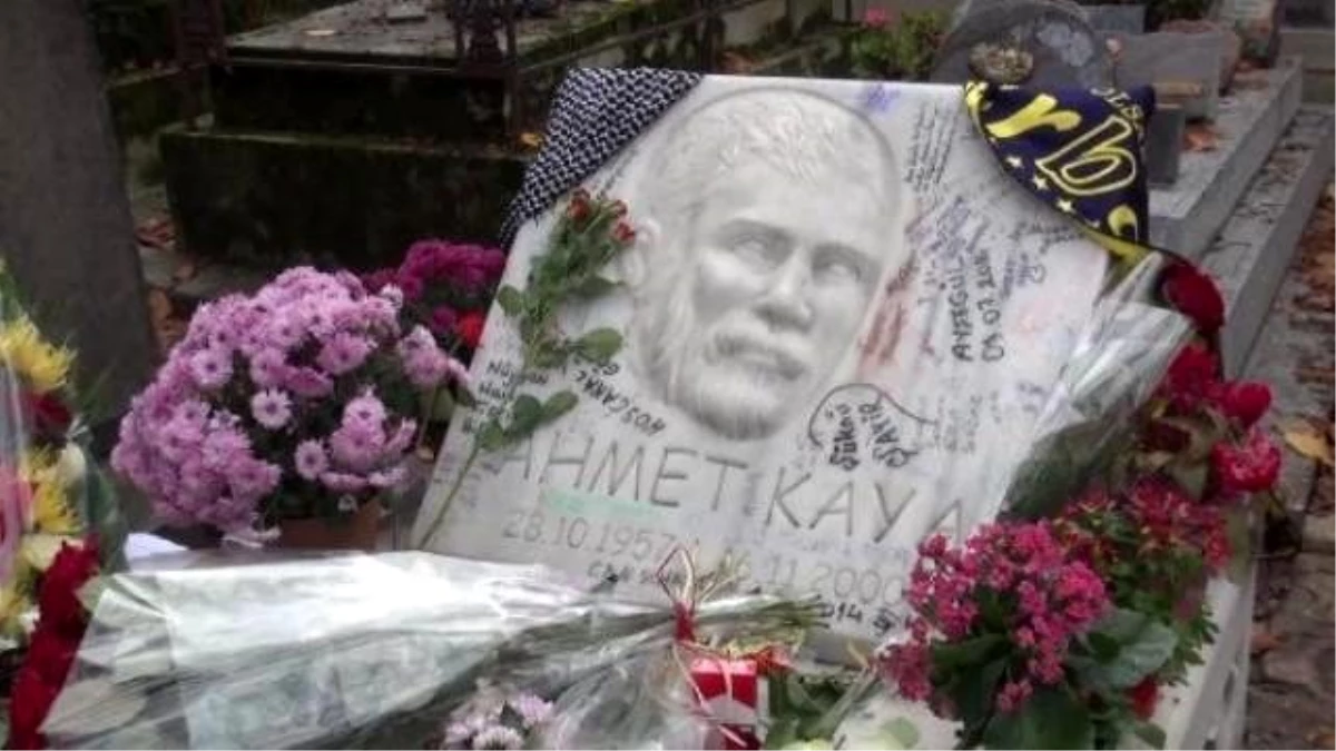 Ahmet Kaya Ölümünün 14. Yılında Paris\'te Mezarı Başında Anıldı