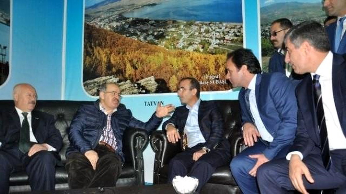 Ak Partili Çelik\'ten Tatvan Standına Ziyaret