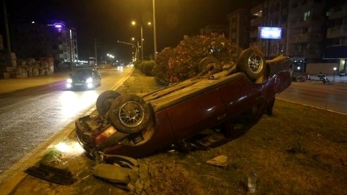 Sürücünün Öldüğü Kazada Meraklı Vatandaşlar Telefonlara Sarıldı