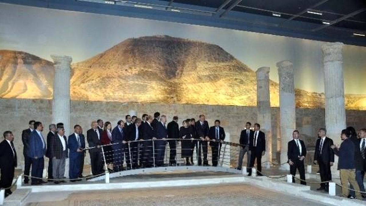 Bakan Ala, Zeugma Müzesi ile Hayvanat Bahçesini Gezdi