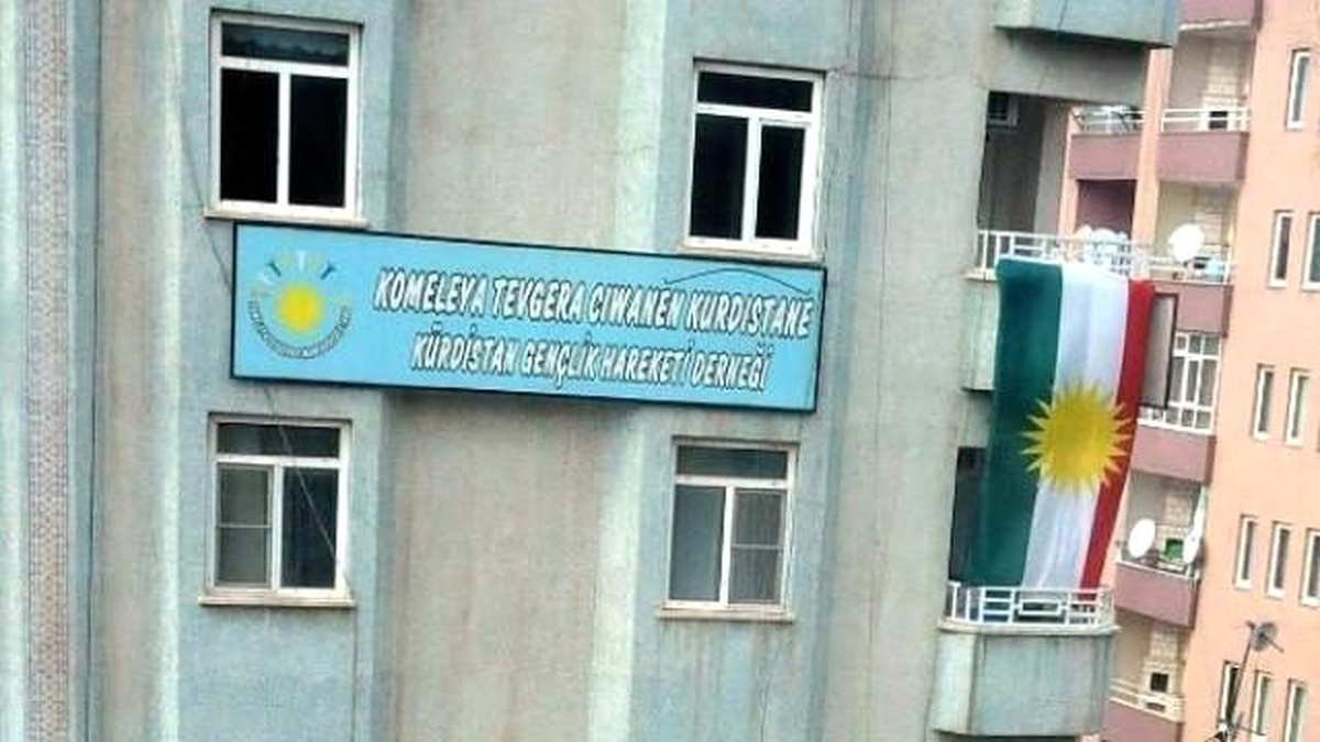 Diyarbakır\'da Bazı Parti ve Dernekler \'Kürdistan\' Bayrağı Astı