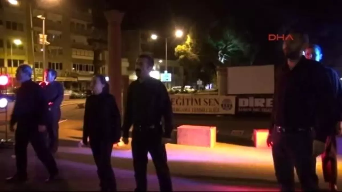 Bergama Salona İzin Verilmeyince Meydanda Sahnelediler