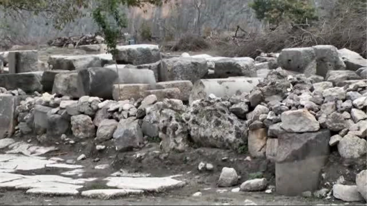 Çelik, Anavarza Antik Kenti'nde İncelemelerde Bulundu