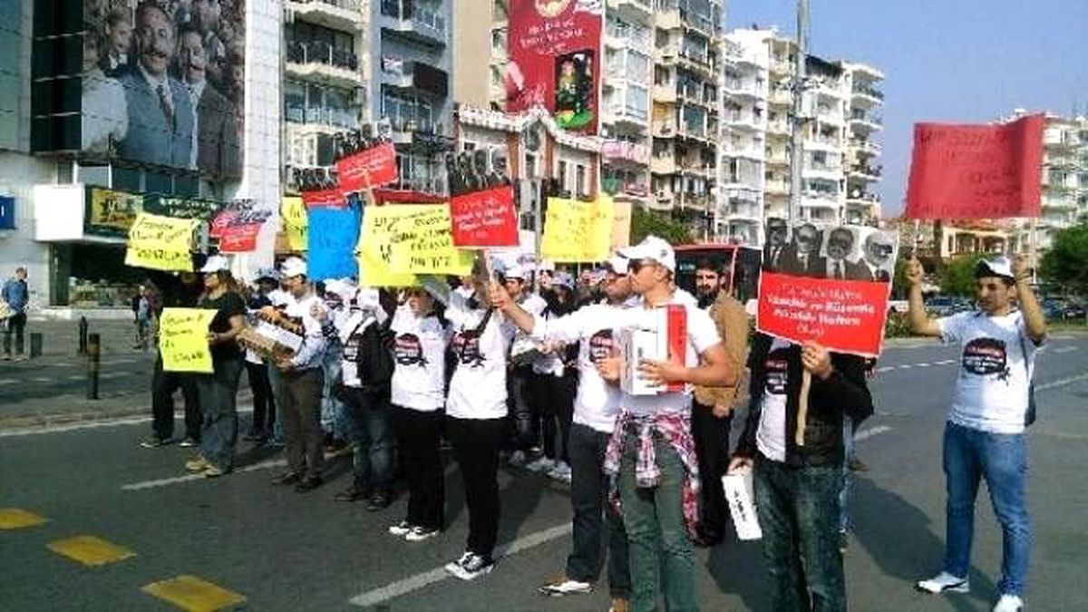 CHP\'li Gençlerden Kırmızı Işıkta Eylem