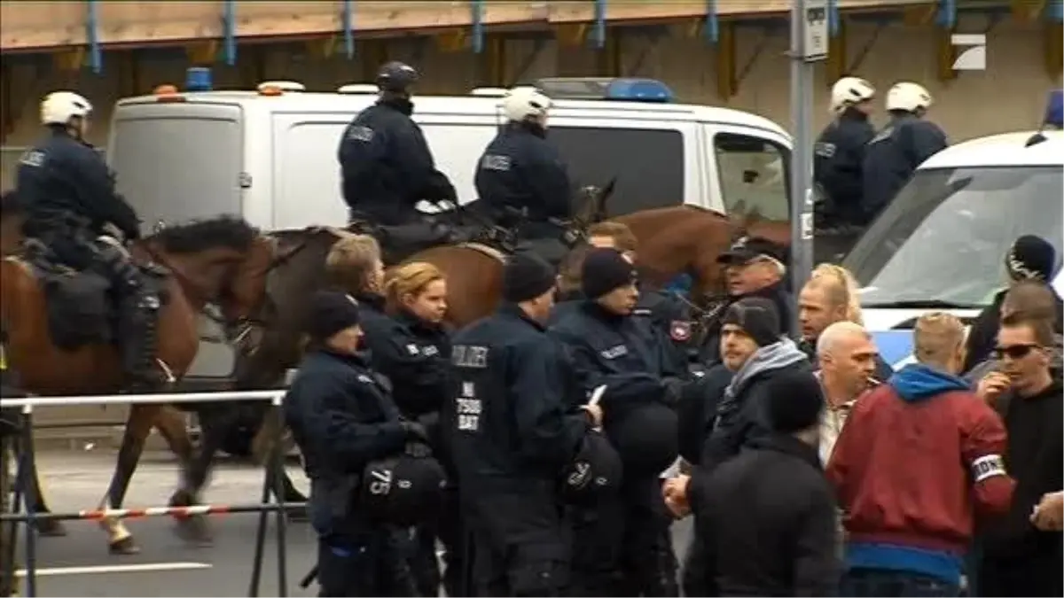 Hannover?de Holiganlar Aşırı Sağcılarla Birlikte Yürüdü