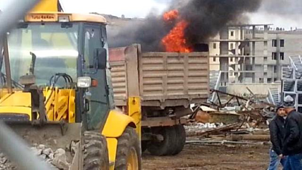 Isınmak İçin Kasasında Ateş Yaktıkları Kamyonu Tutuşturdular