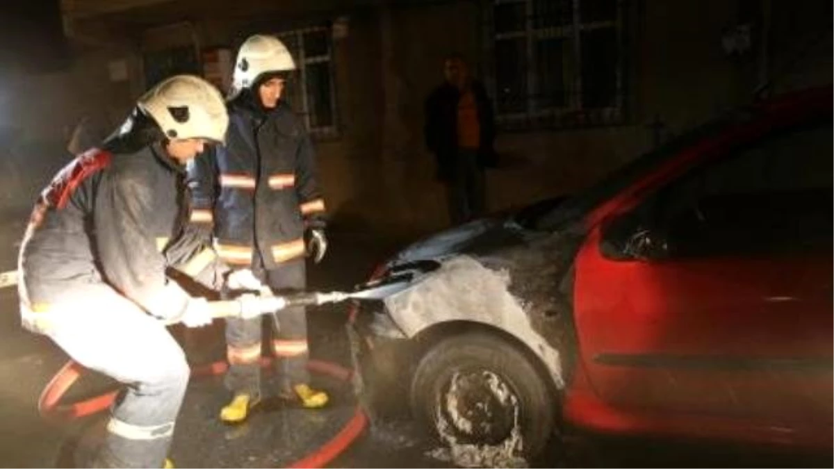 İstanbul\'da İki Farklı İlçede 20 Araç Kundaklandı