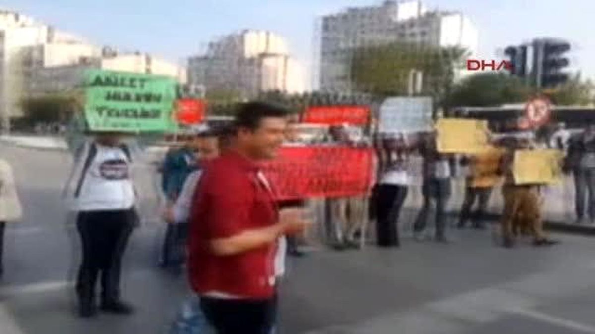 İzmir- CHP\'li Gençlerden Kırmızı Işıkta Eylem