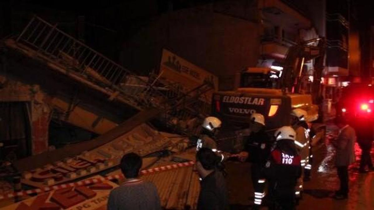 İzmir\'de 3 Katlı Bina Çöktü (2)