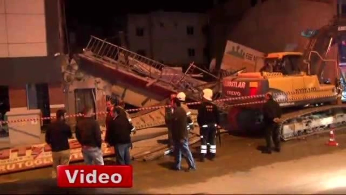İzmir\'de 3 Katlı Bina Çöktü