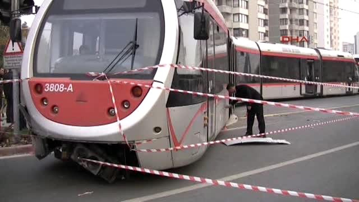 Kayseri\'de Tramvaya Çarpan Otomobilin Sürücüsü Öldü