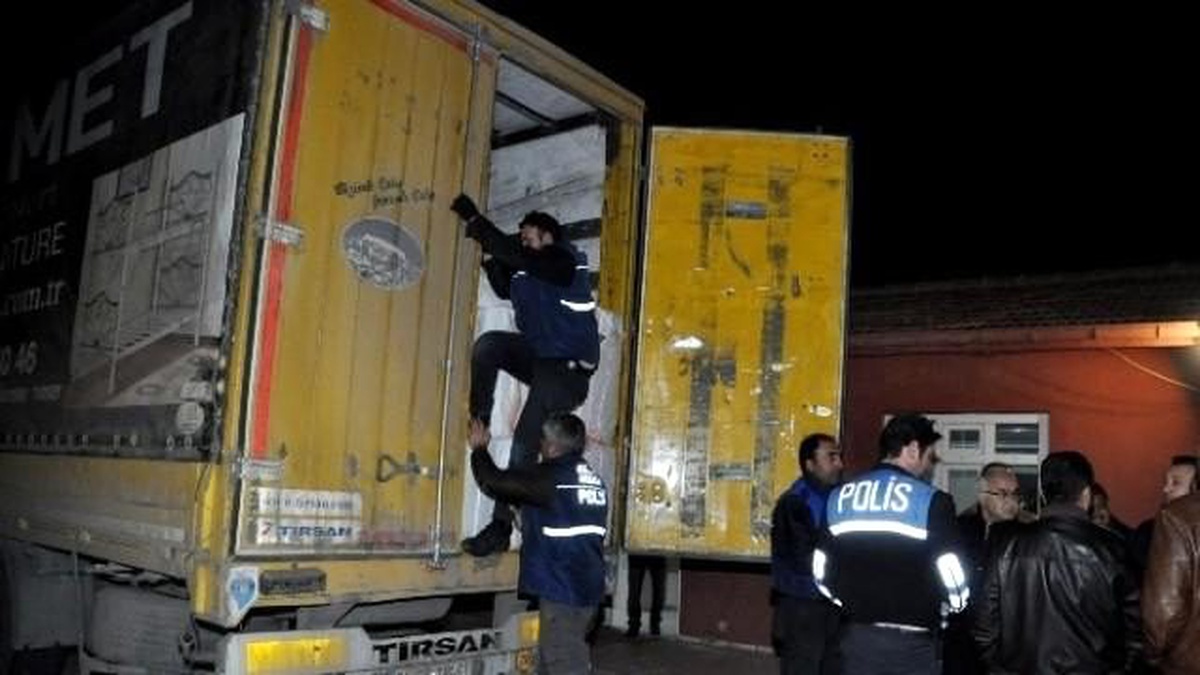 Sahte Gümrük Mühürlü Tır\'dan 412 Bin Paket Kaçak Sigara Çıktı