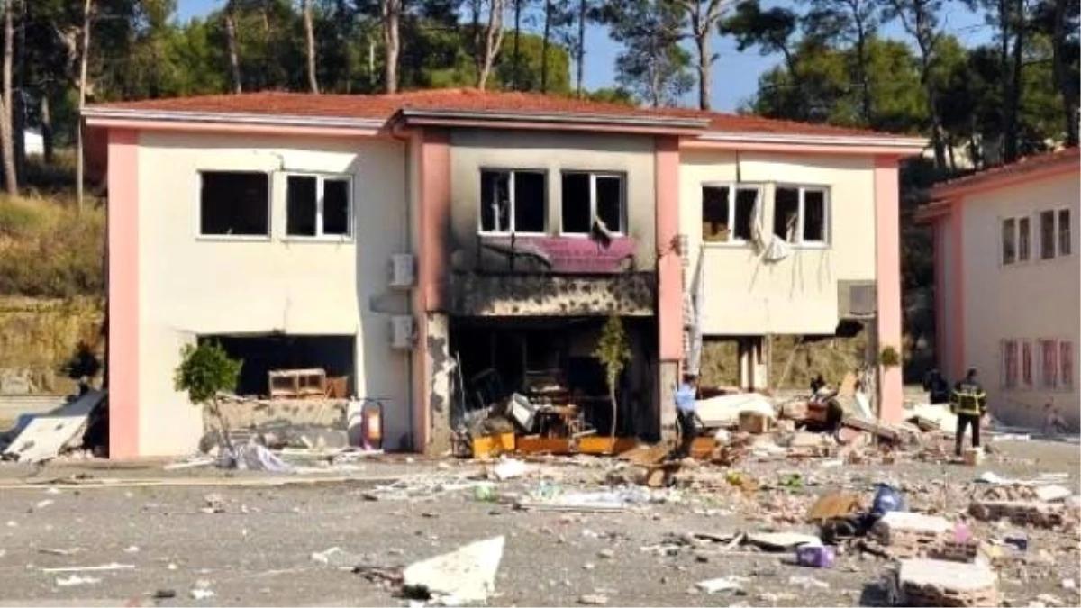 Patlamayla Okul Harabeye Döndü: 1 Yaralı