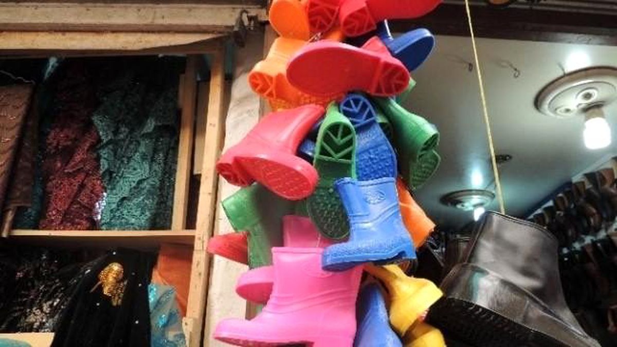 Plastik Çizmeler Ayakkabı Tezgahlarını Doldurdu