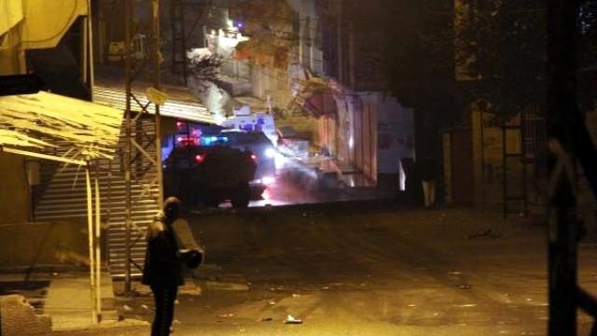 Polise Taş Atan Göstericilere Gazlı Müdahale