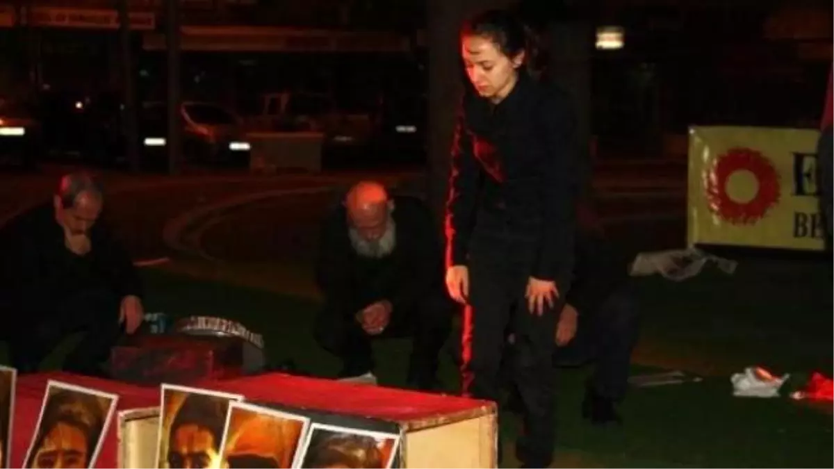 Salona İzin Verilmeyince Meydanda Sahnelediler