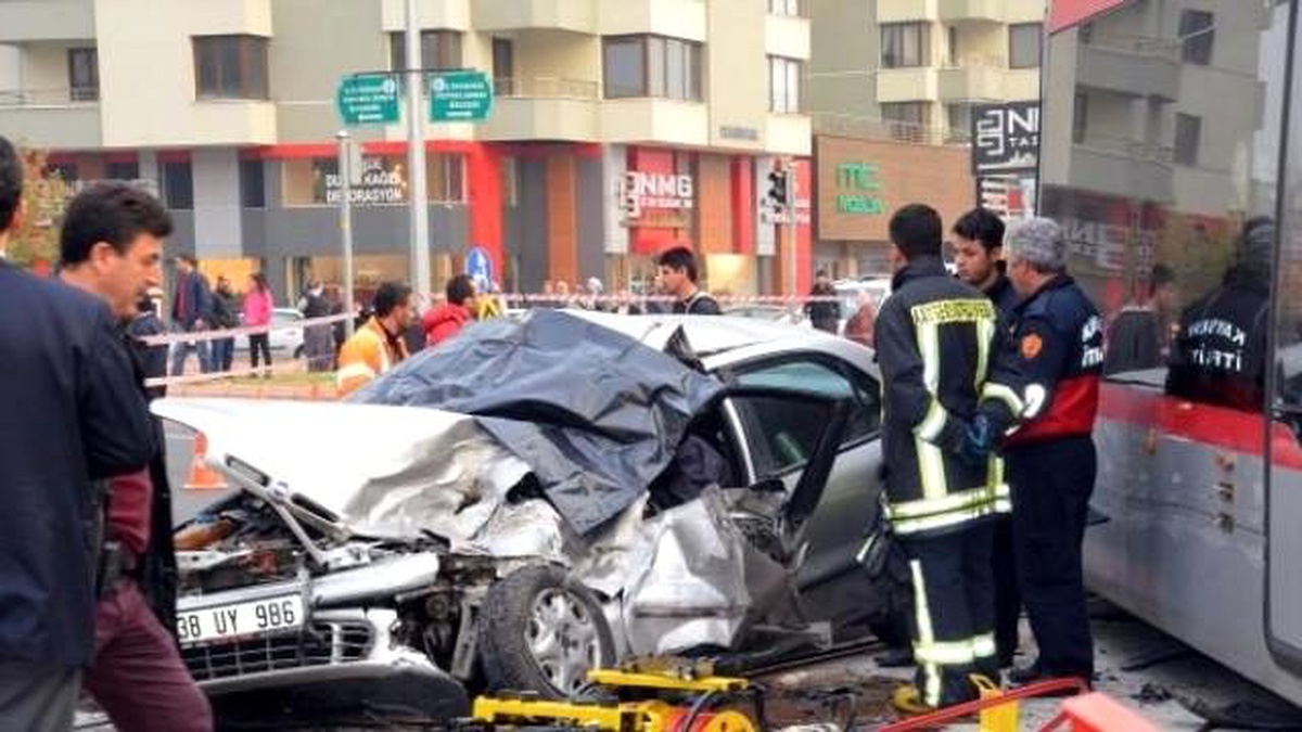Tramvaya Çarpan Otomobilin Sürücüsü Öldü