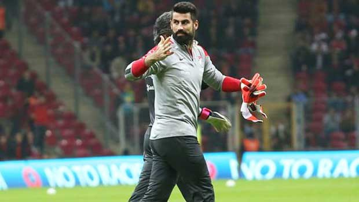 Volkan Demirel Stadı Terk Etti