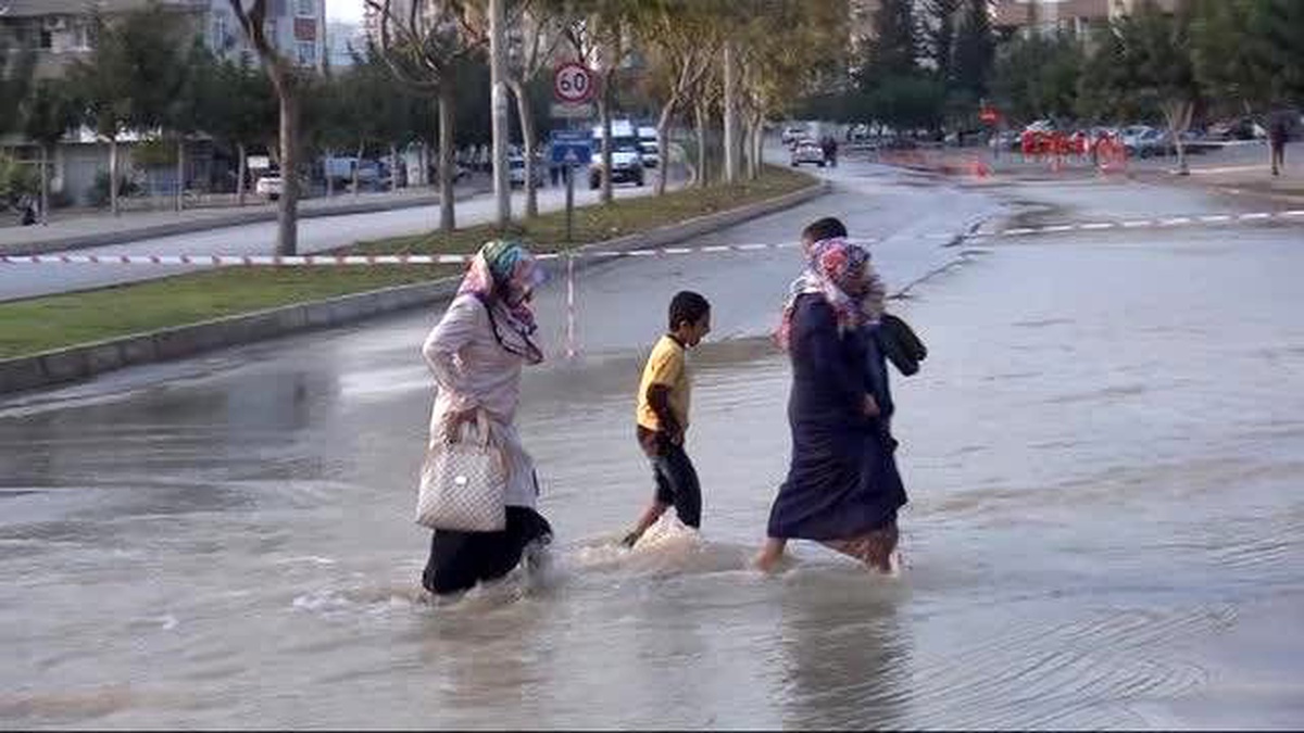 Adana Su Borusu Patladı, Yol Göle Döndü