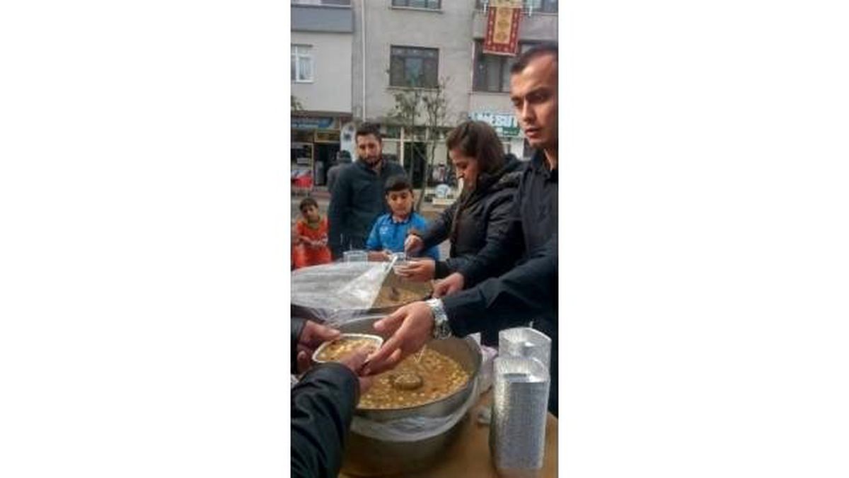 Akçakoca Gençlik Merkezi Aşure Dağıttı