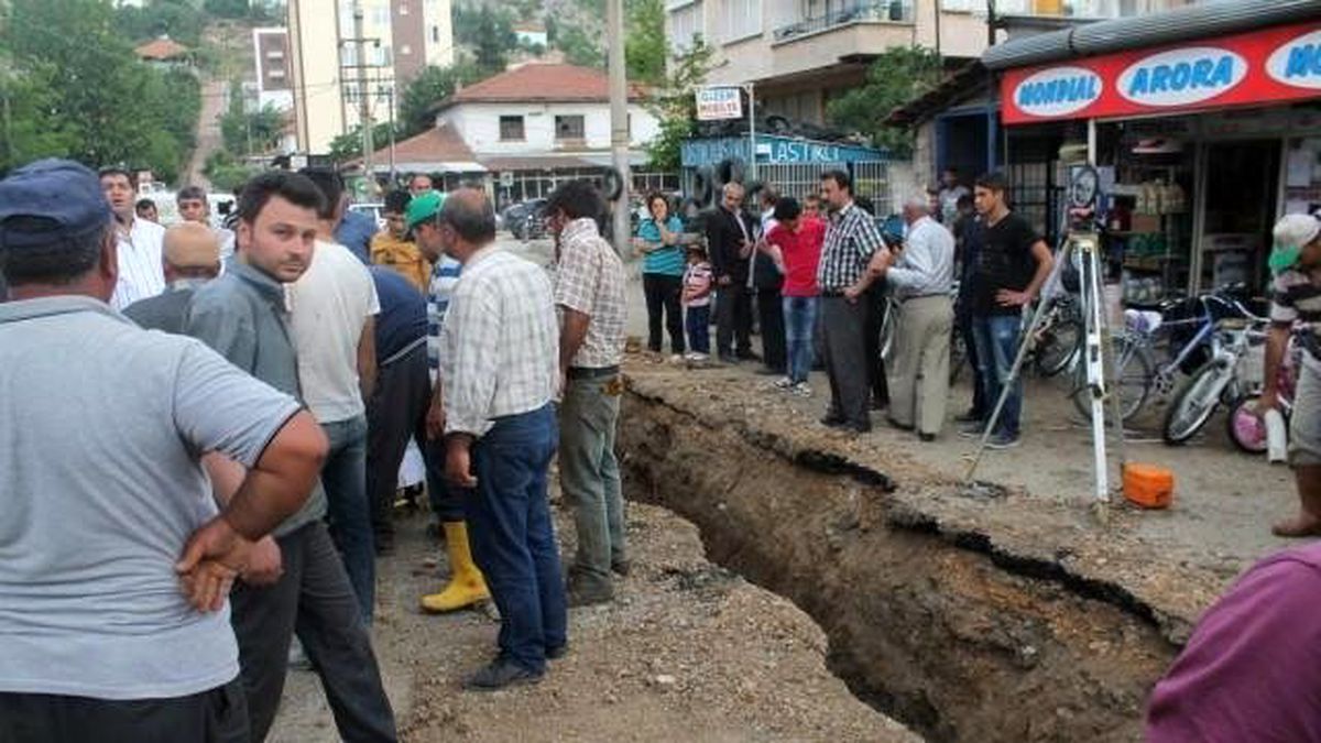 Doğalgaz Borusu Patladı Araçlar Çamur İçinde Kaldı
